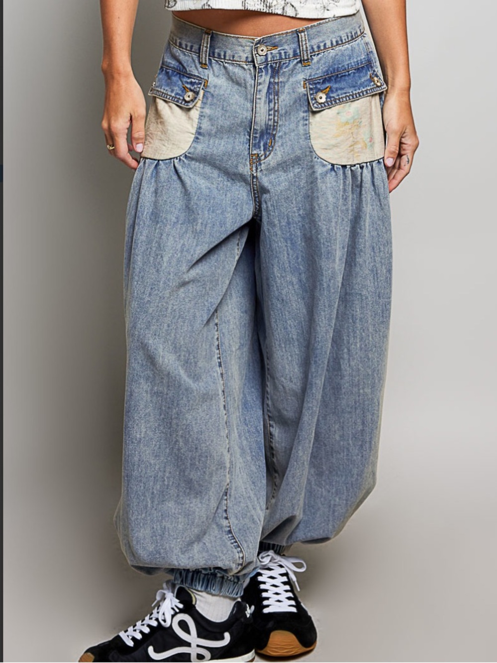 157 ❤️POL High-rise jogger pants front pockets floral metal button accents